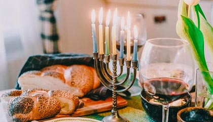 谈球吧体育app官网😎5-1大胜后心情大好，王大雷与瓦科赛后交流时笑出大白牙